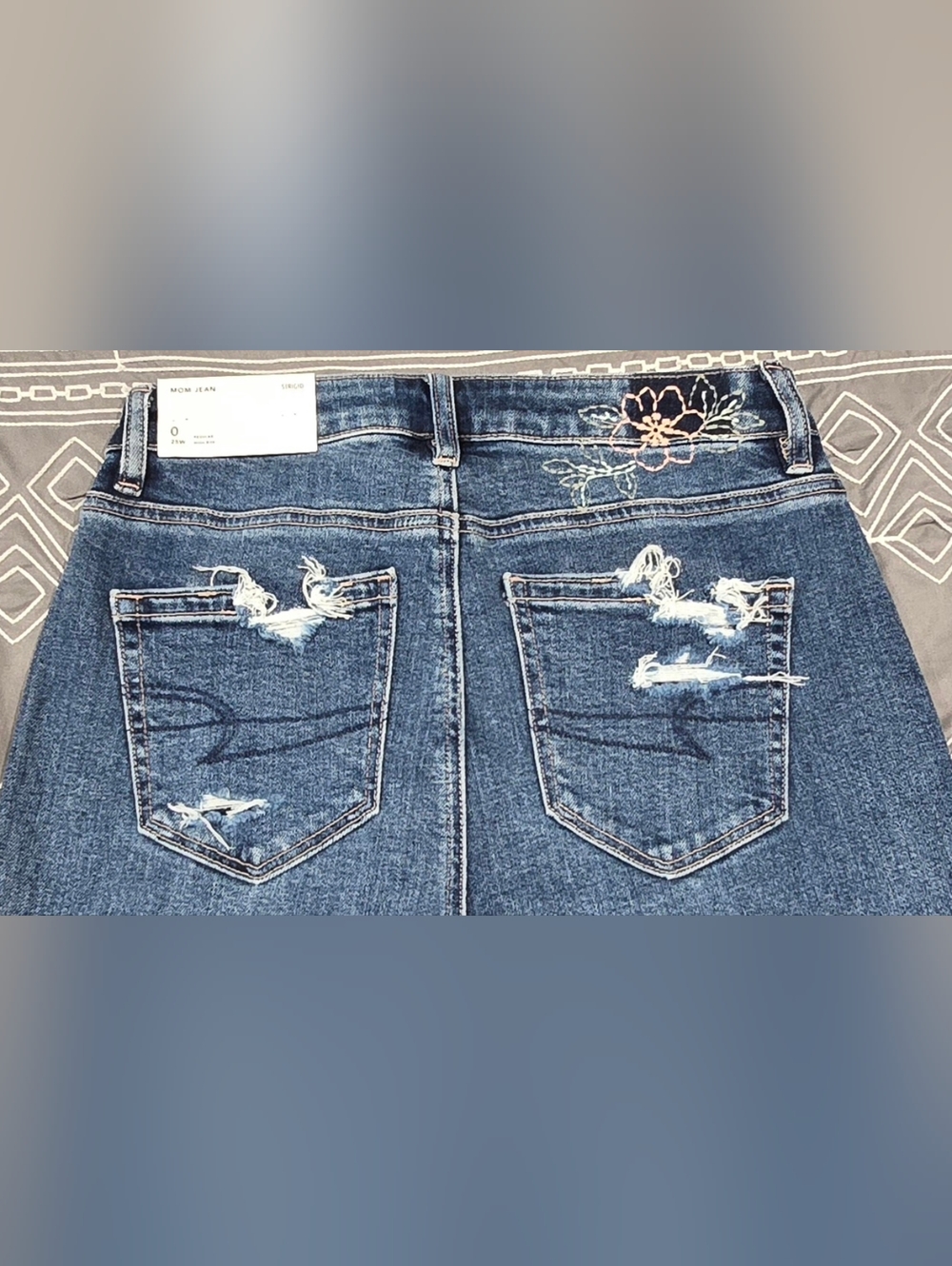 American Eagle High Waisted Distressed Mom Jeans Size 0/25 - Picture 4 of 9